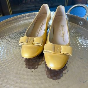 Salvatore Ferragamo Vintage Women’s Vara Gold Leather Pump-Classic Bow 8.5 B